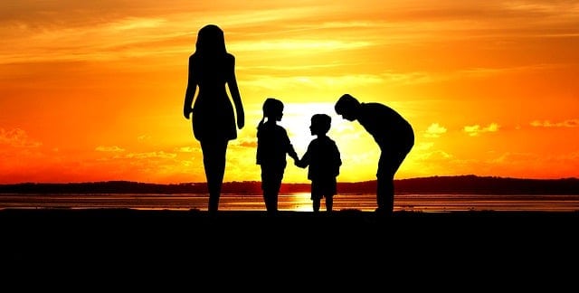 Familie im Sonnenuntergang